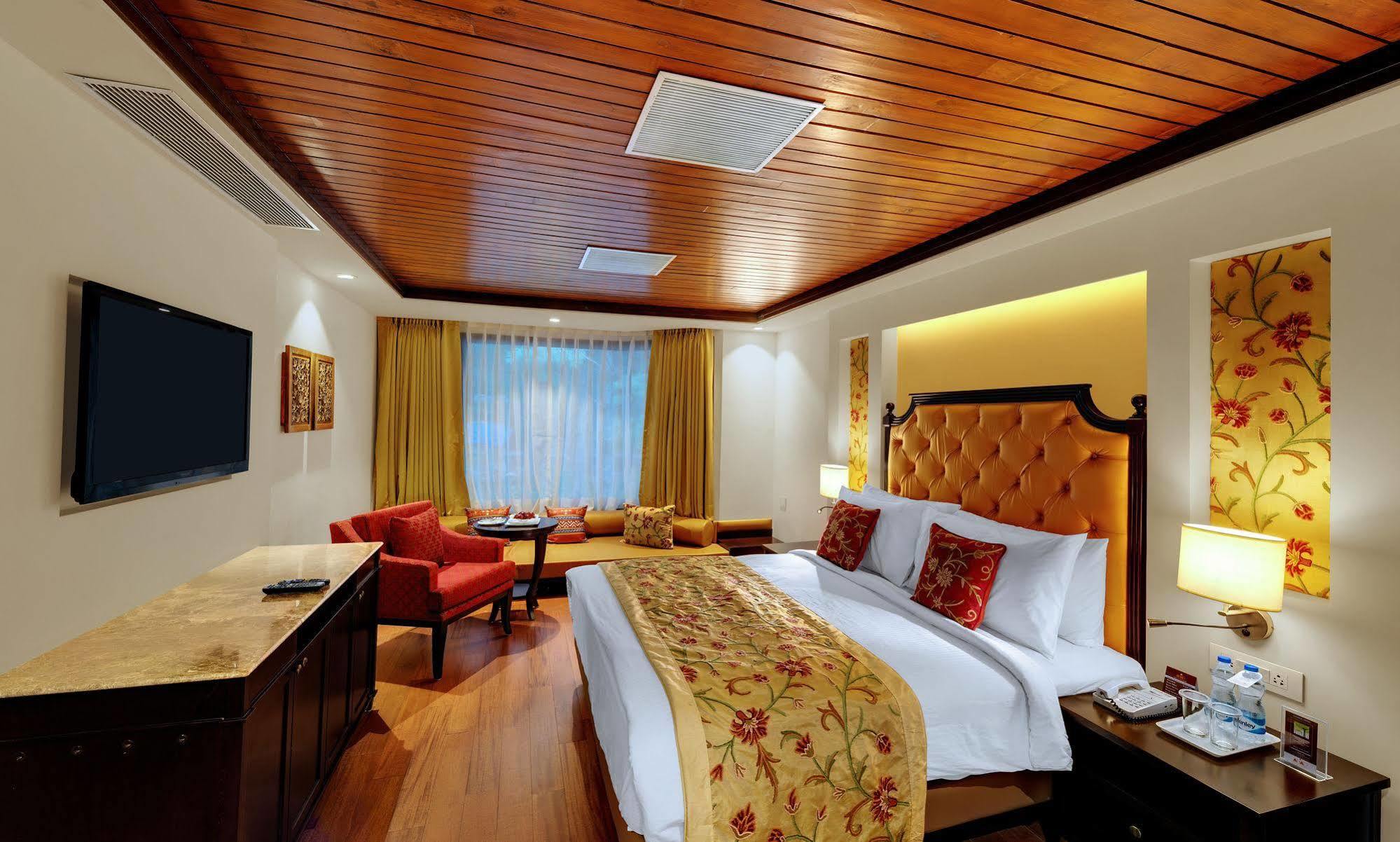Senator Pine N Peak Hotel Pahalgam Ngoại thất bức ảnh